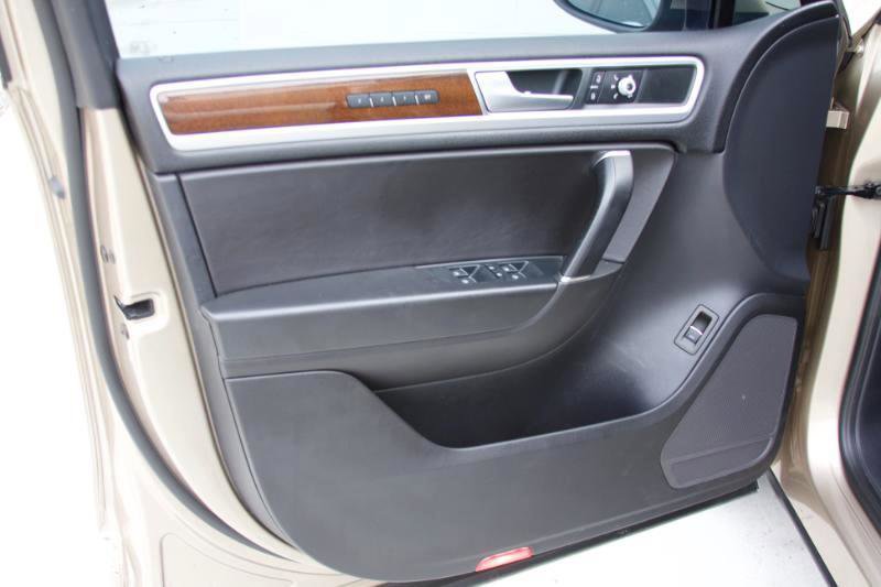 Used 2016 Volkswagen Touareg TDI AWD/4WD image 19