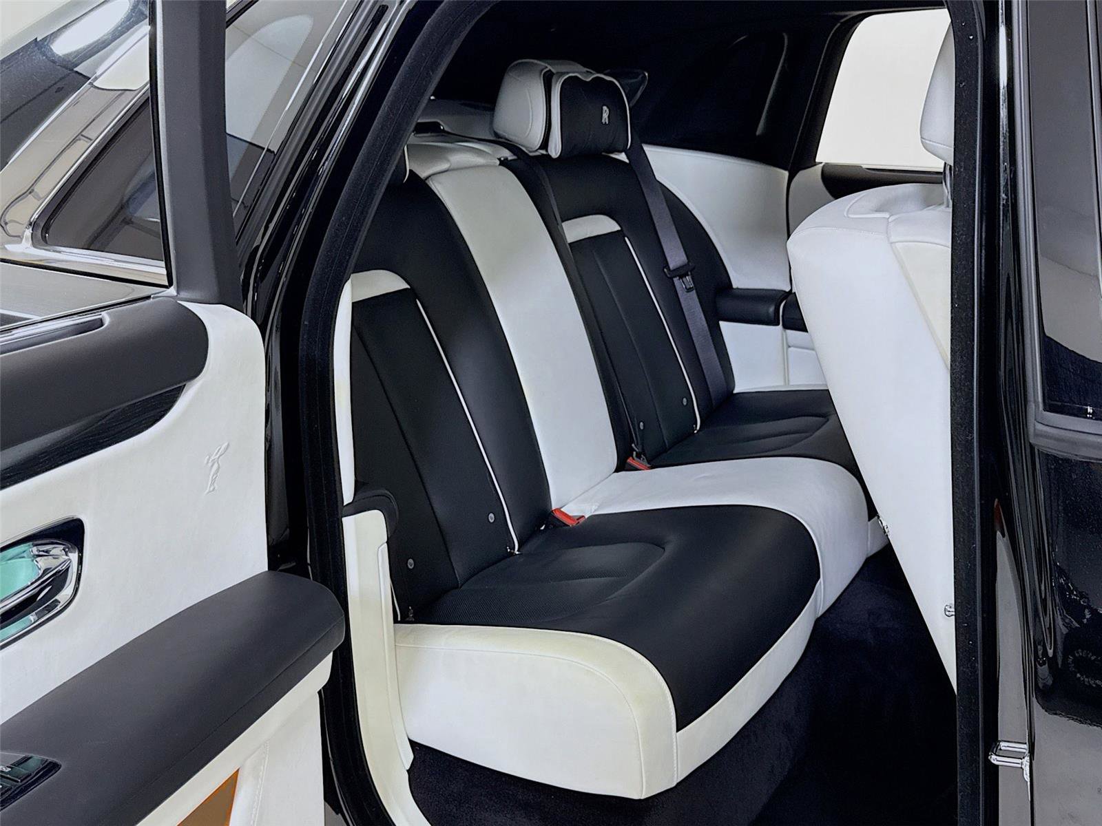 Used 2022 Rolls-Royce Ghost w/ Ghost Package image 32