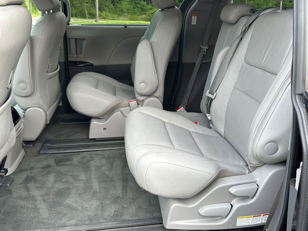 Used 2017 Toyota Sienna XLE w/ XLE Navigation Package FWD image 16