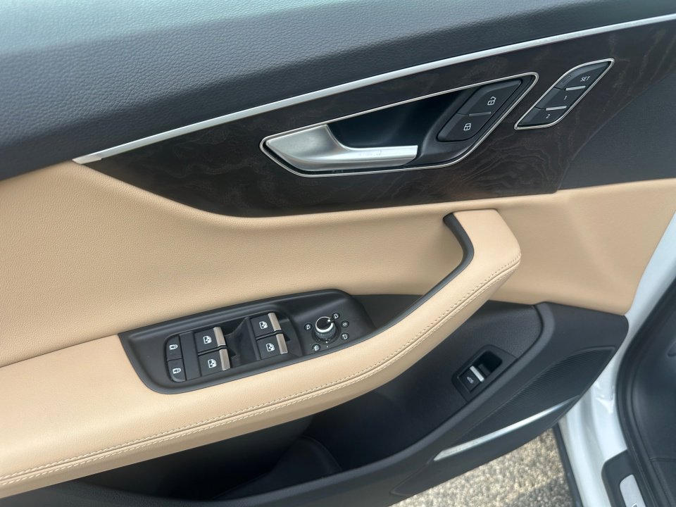 Used 2023 Audi Q7 3.0T Prestige AWD/4WD image 32