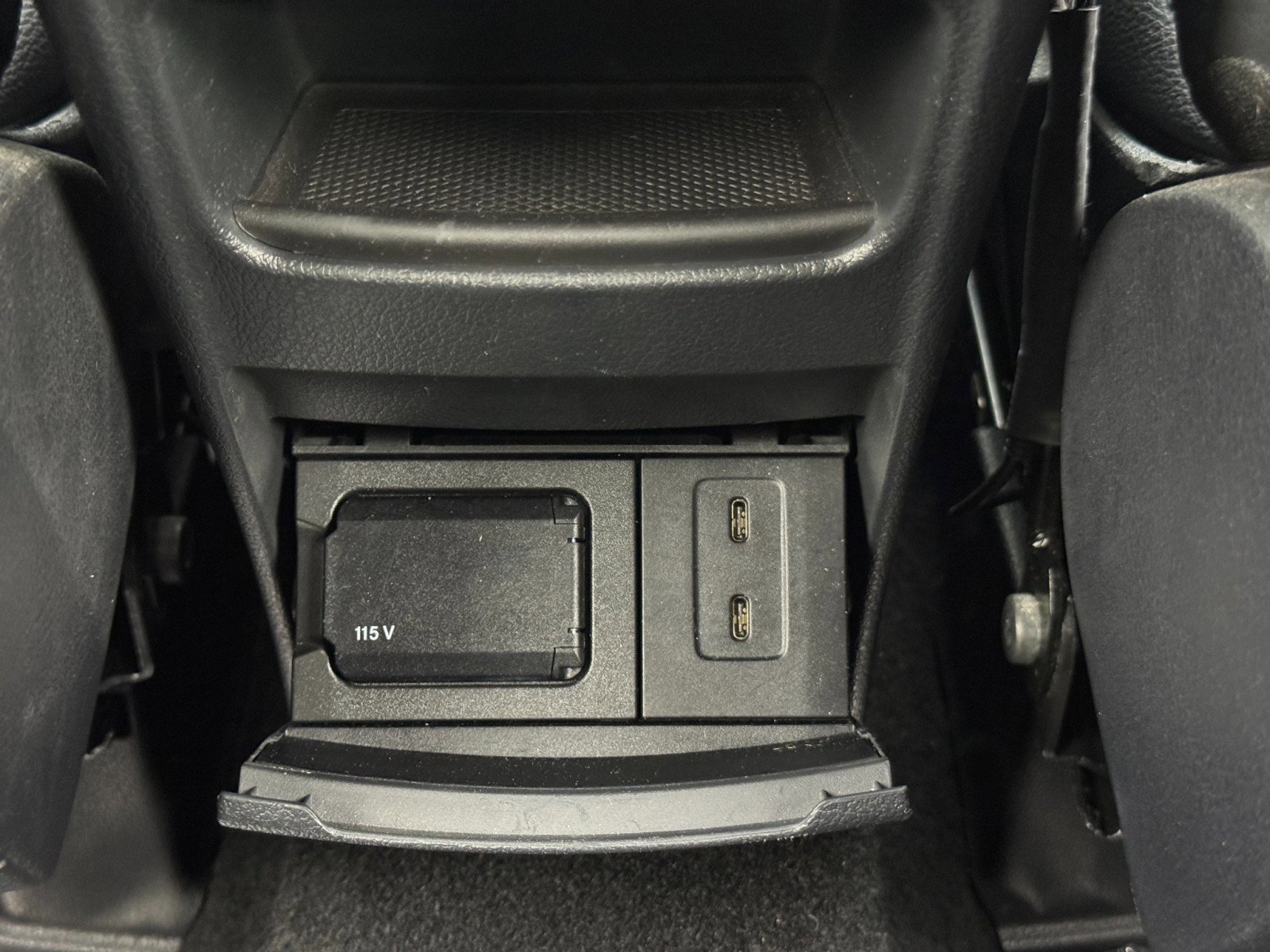 Used 2022 Mercedes-Benz GLB 250 w/ Premium Package Lite image 35