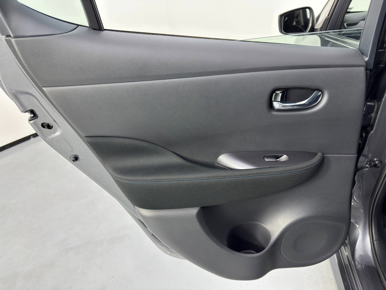 Used 2025 Nissan Leaf S image 36