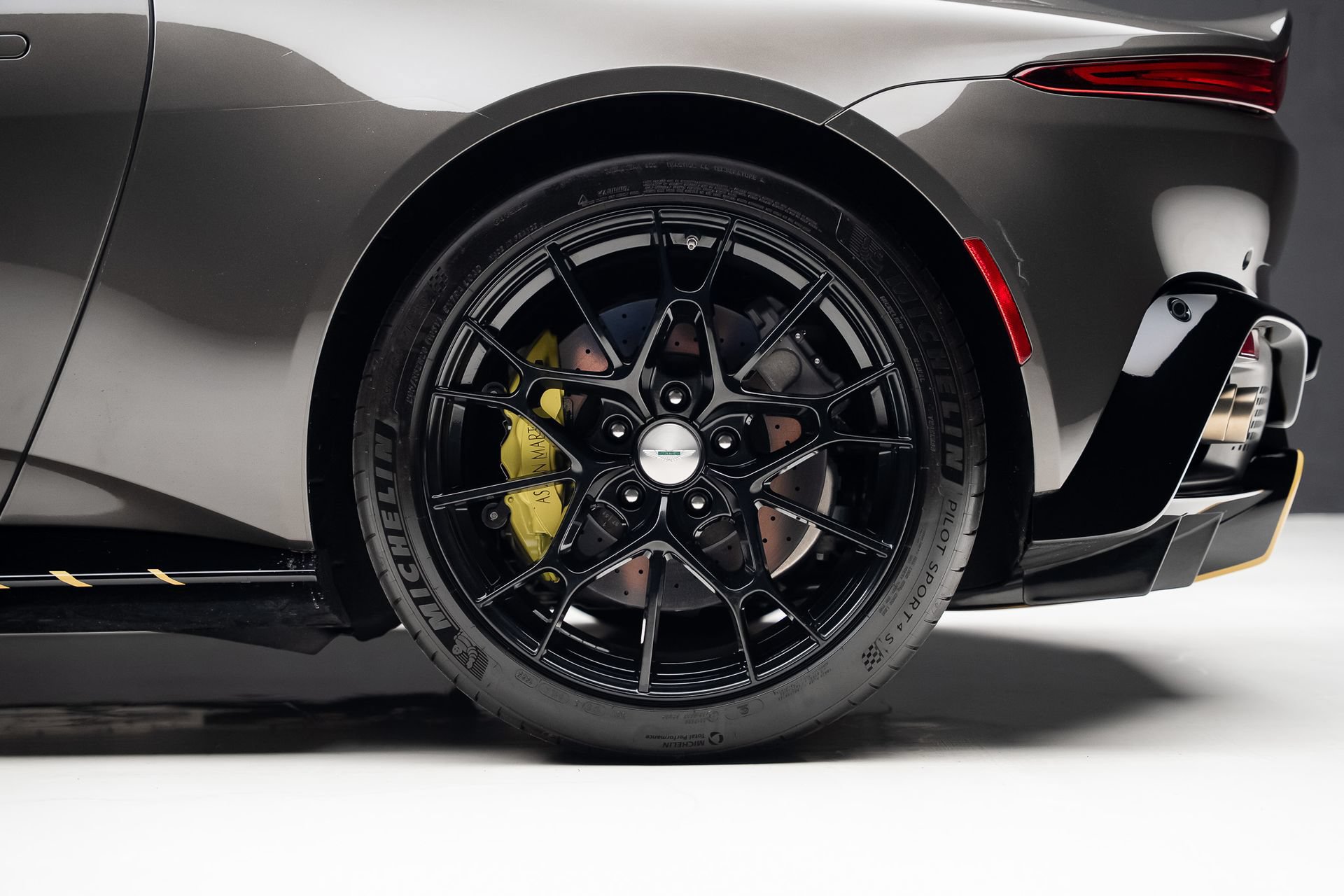 Used 2022 Aston Martin V8 Vantage Coupe RWD image 27