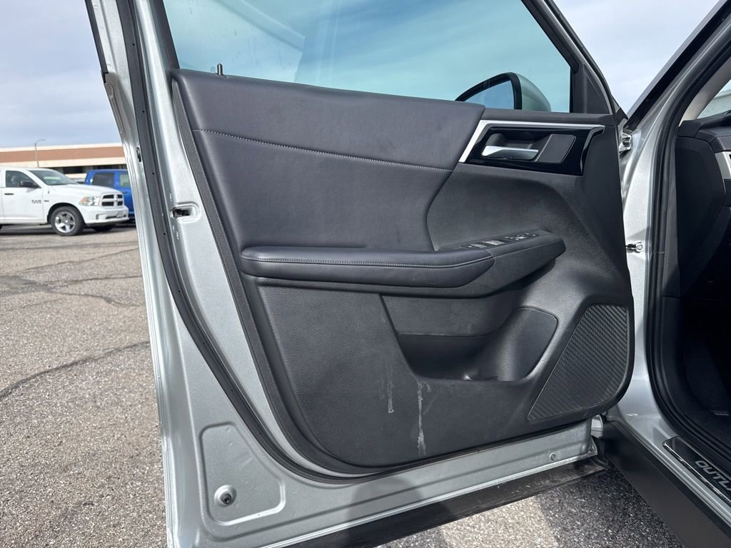 Used 2024 Mitsubishi Outlander SE image 30