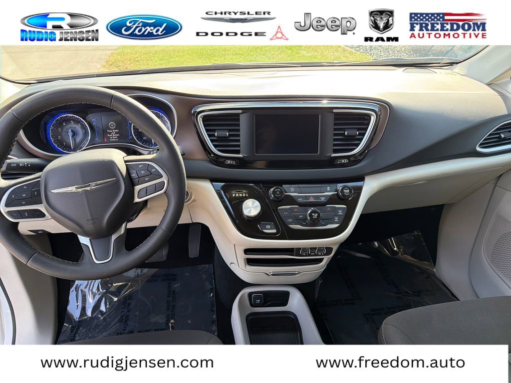 Used 2023 Chrysler Voyager LX image 12