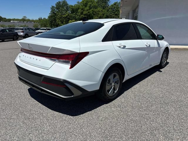 Certified 2025 Hyundai Elantra SE FWD image 3