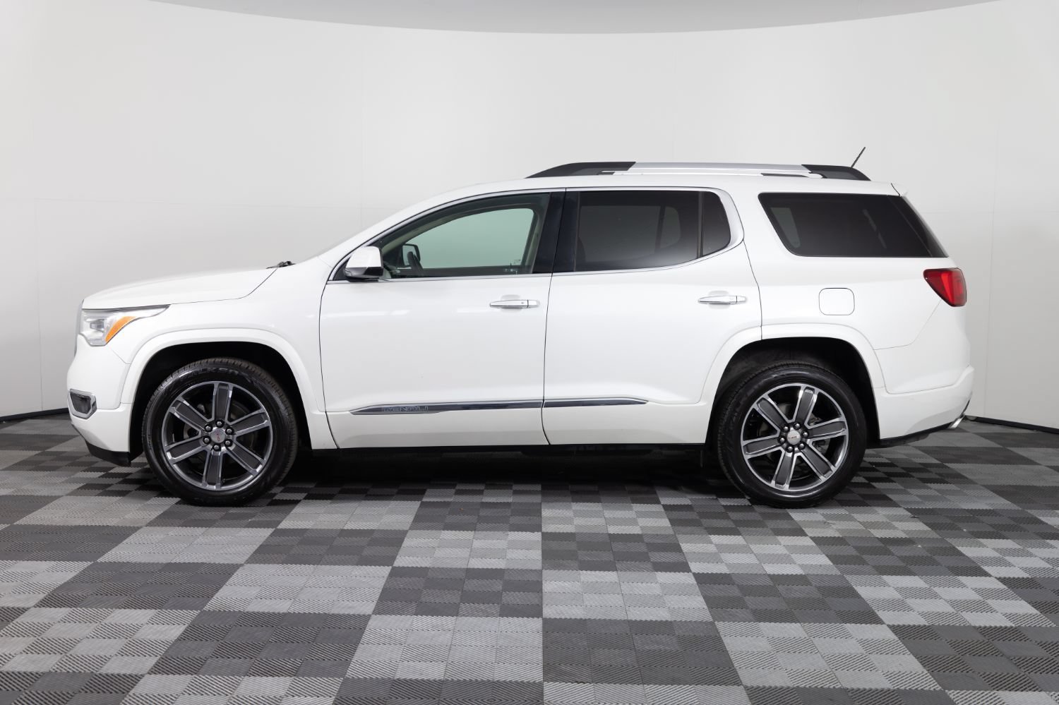 Used 2017 GMC Acadia Denali w/ Technology Package FWD image 3