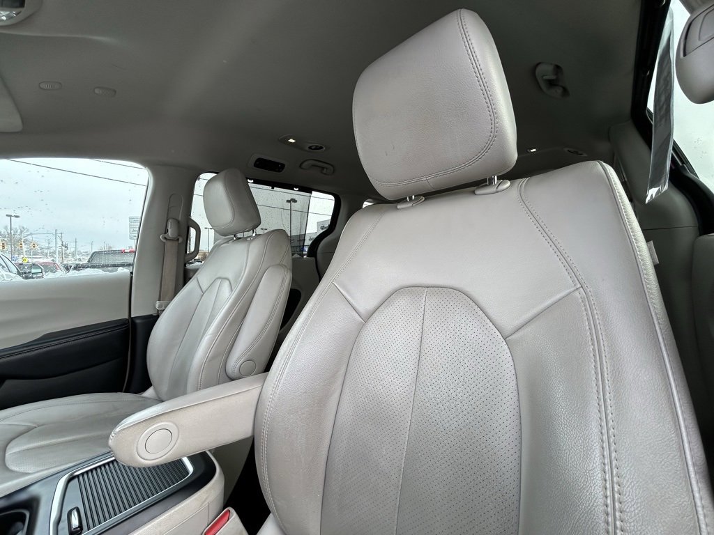 Used 2021 Chrysler Pacifica Touring-L image 14