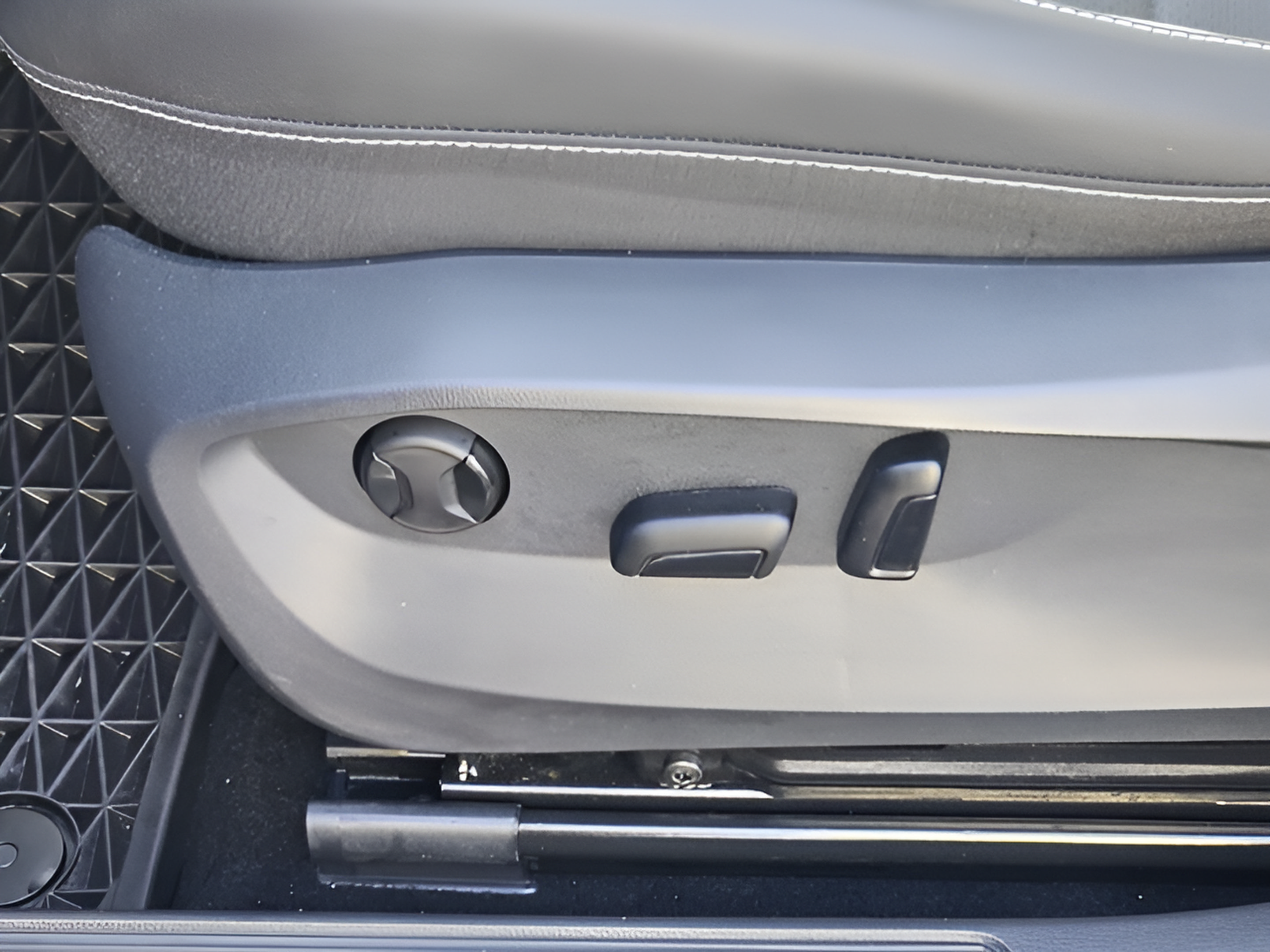 Used 2025 Volkswagen Taos SEL AWD/4WD image 13