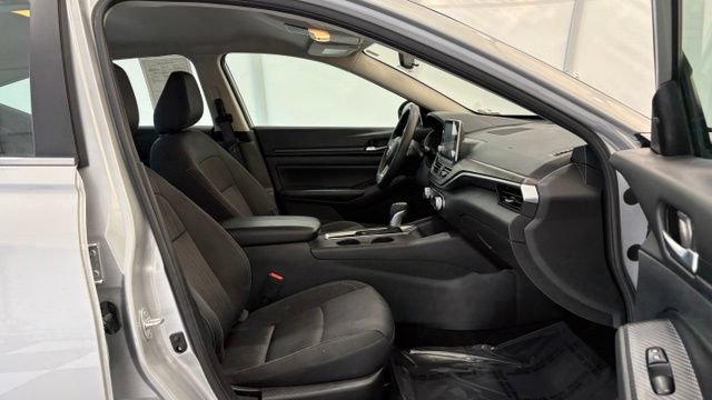 Used 2025 Nissan Altima 2.5 SV FWD image 19