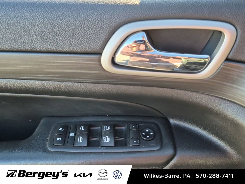 Used 2020 Jeep Grand Cherokee Laredo w/ Security & Convenience Group AWD/4WD image 21