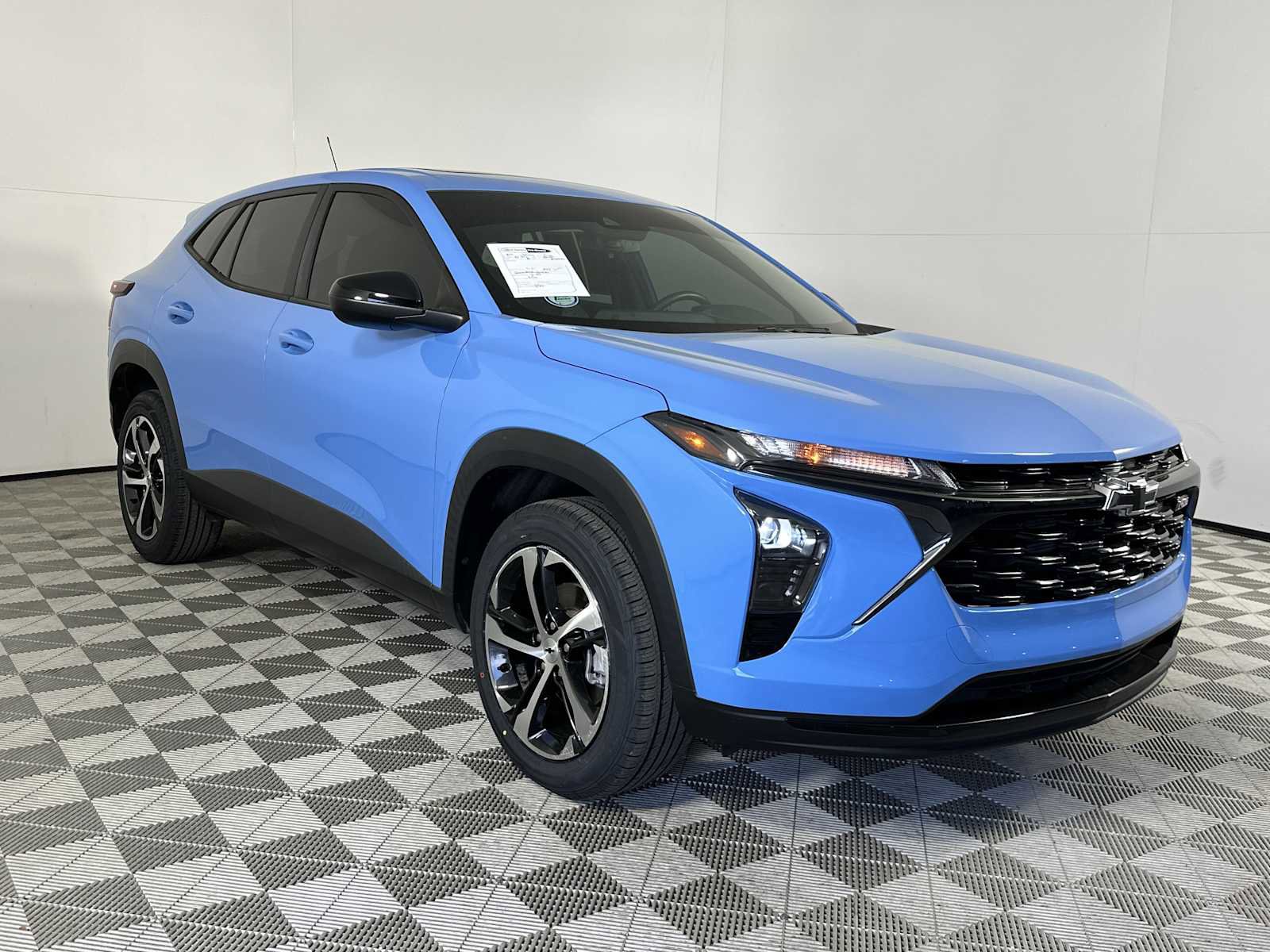 Used 2024 Chevrolet Trax RS w/ Sunroof Package FWD image 1