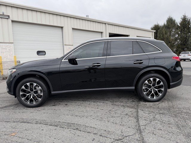 Used 2025 Mercedes-Benz GLC 350e 4MATIC image 2