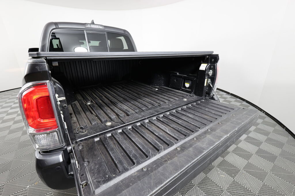 Used 2016 Toyota Tacoma Limited w/ Towing Package RWD image 18