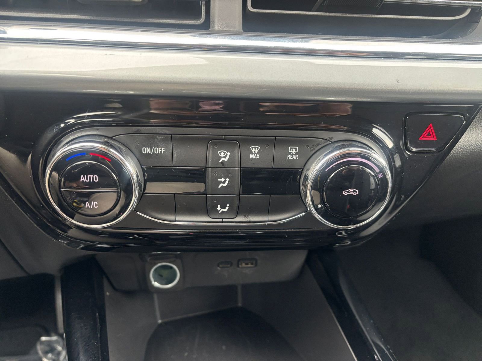 Used 2025 Chevrolet Trax LT image 23
