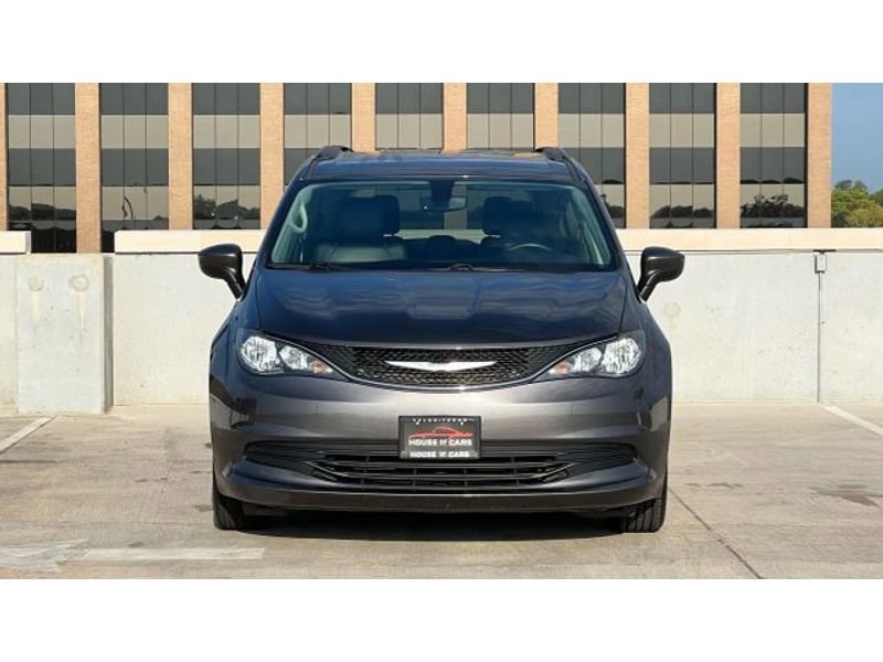 Used 2020 Chrysler Voyager Lxi image 4