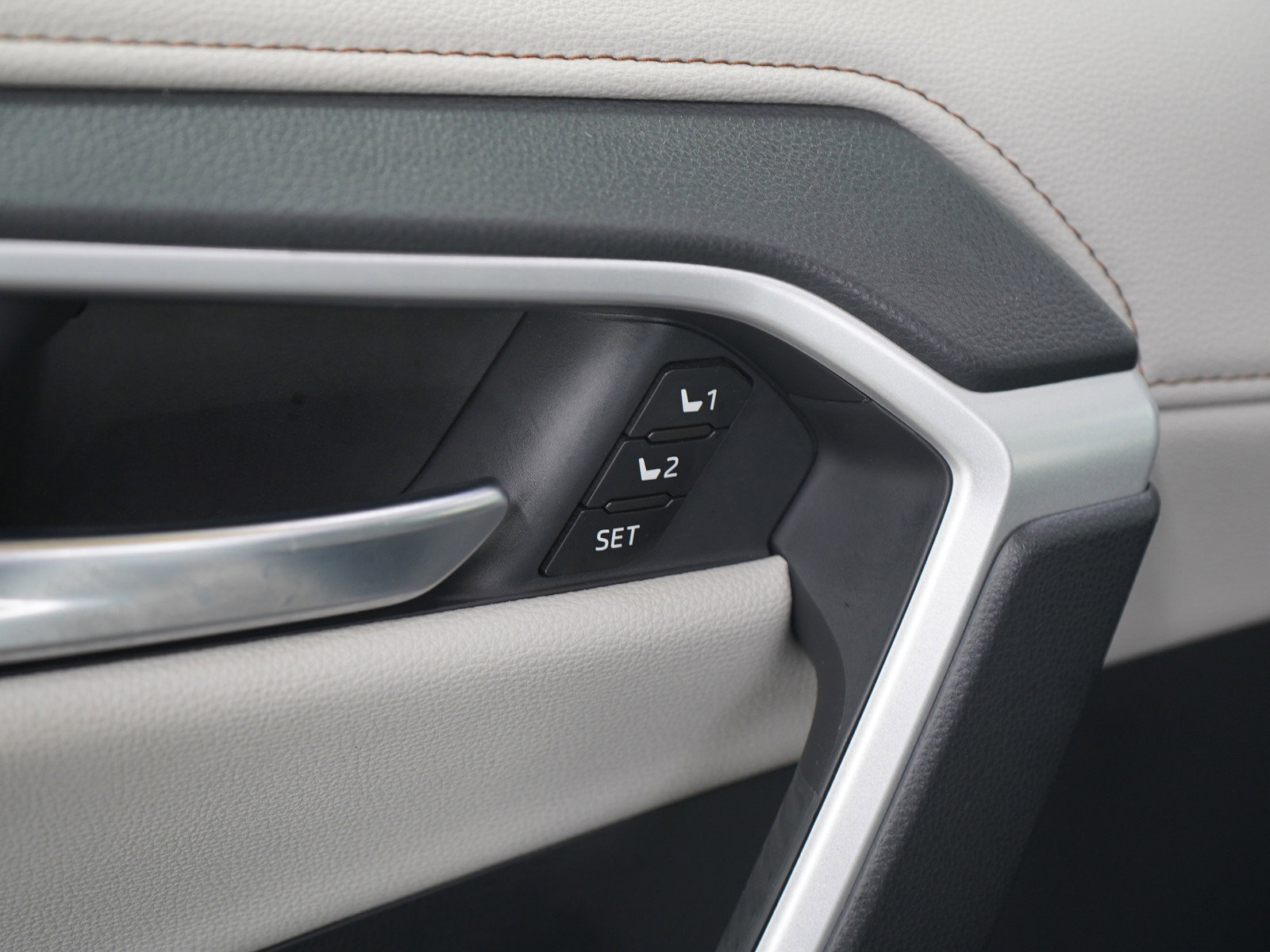 Used 2025 Toyota RAV4 Limited w/ Advanced Technology Package AWD/4WD image 23