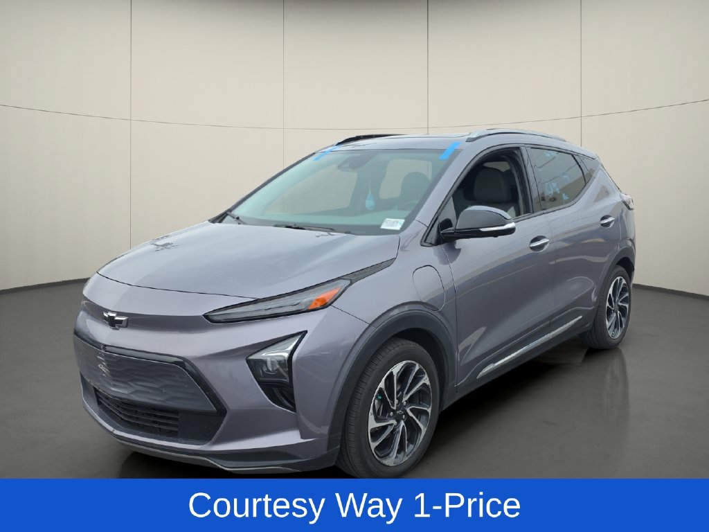 Used 2023 Chevrolet Bolt EUV Premier w/ Sun & Sound Package FWD image 4