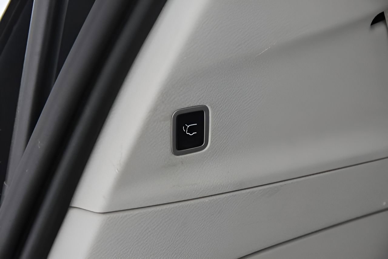 Used 2023 Chrysler Pacifica Touring-L image 38