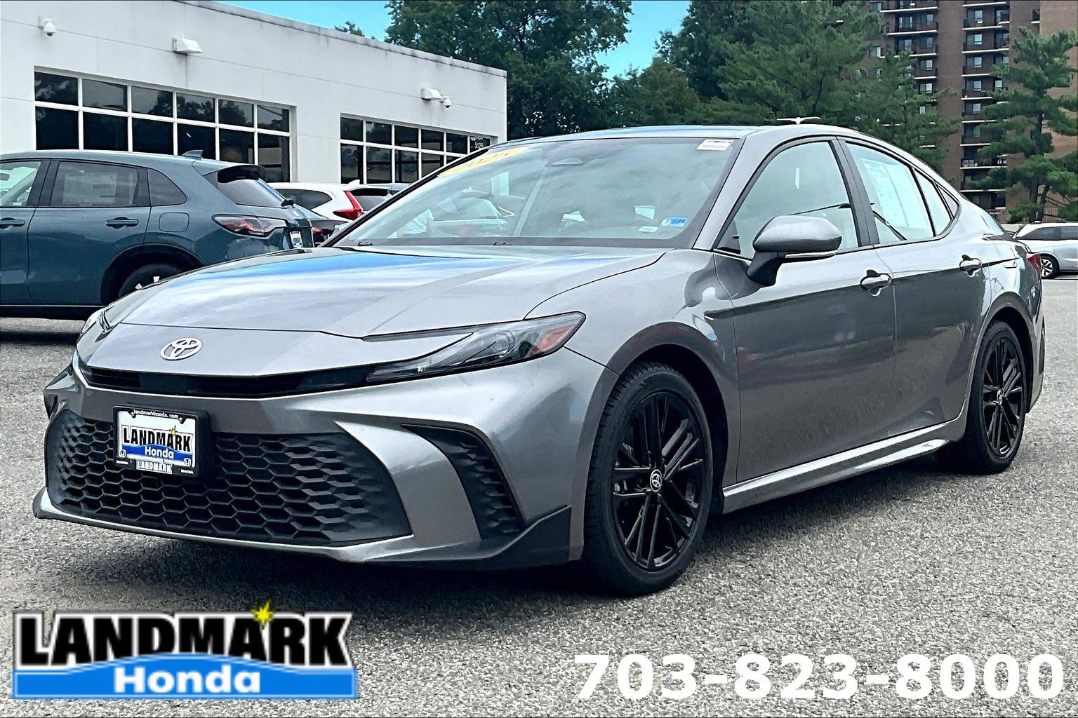 Used 2025 Toyota Camry SE FWD image 1