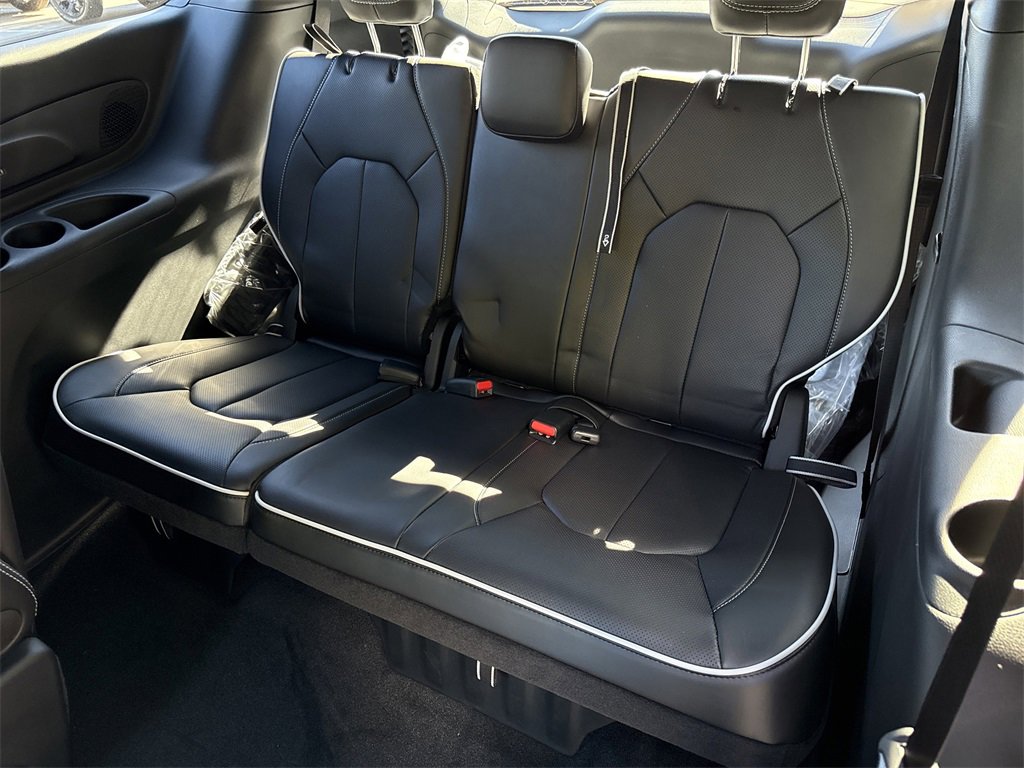 New 2026 Chrysler Pacifica Limited image 34