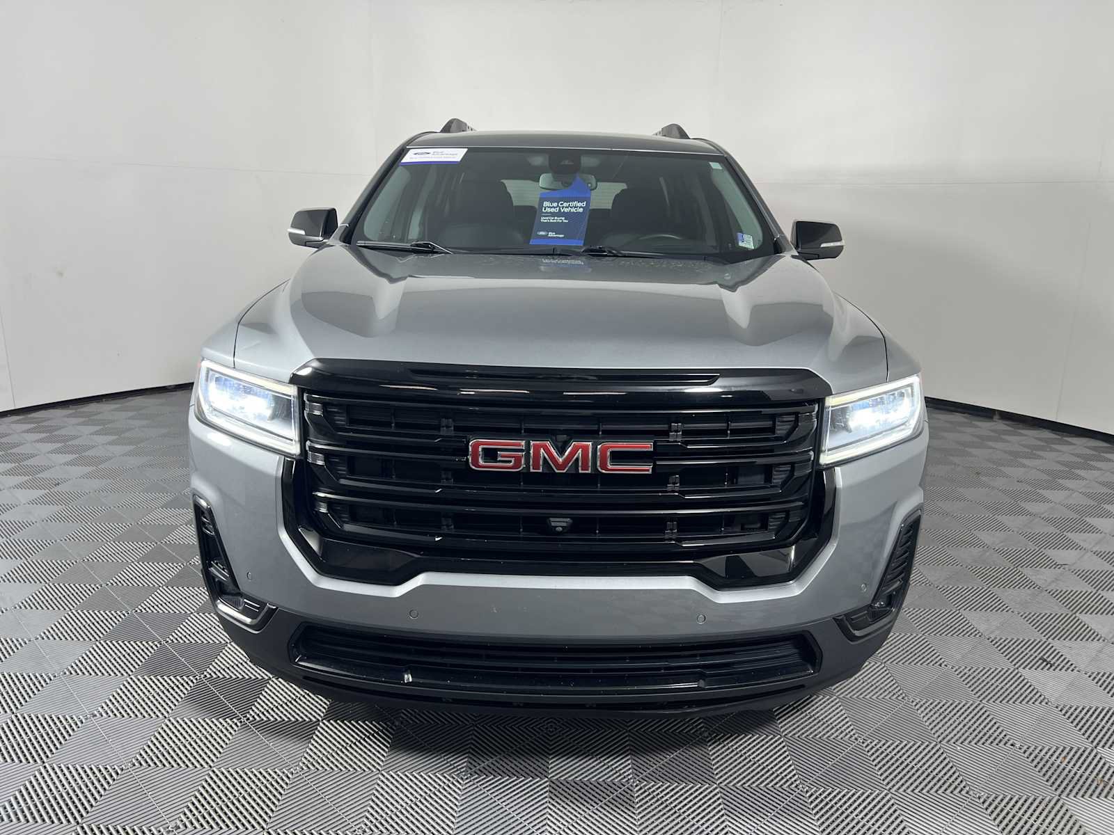 Used 2023 GMC Acadia SLT w/ Elevation Edition FWD image 3
