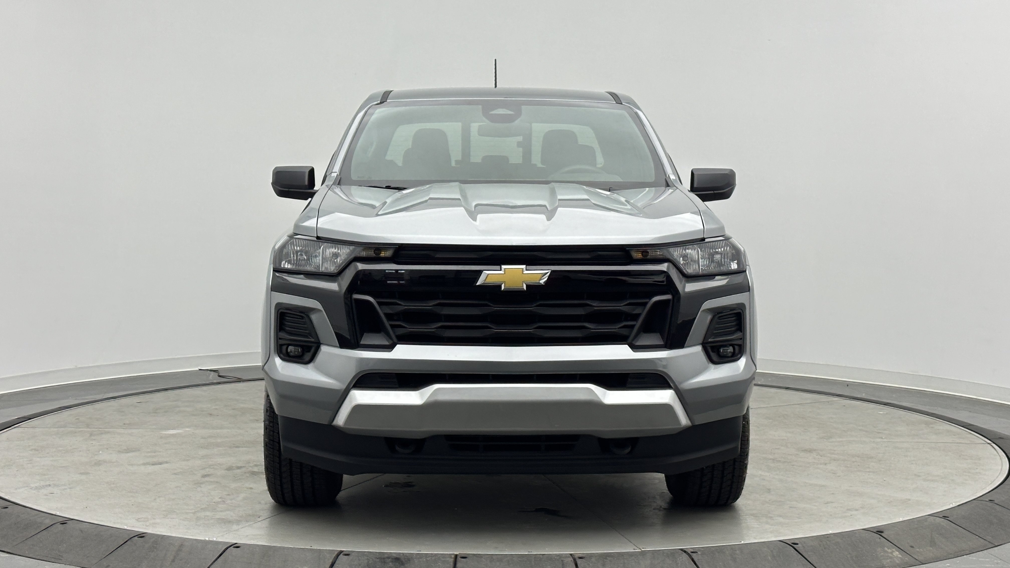 Used 2026 Chevrolet Colorado W/T RWD image 2