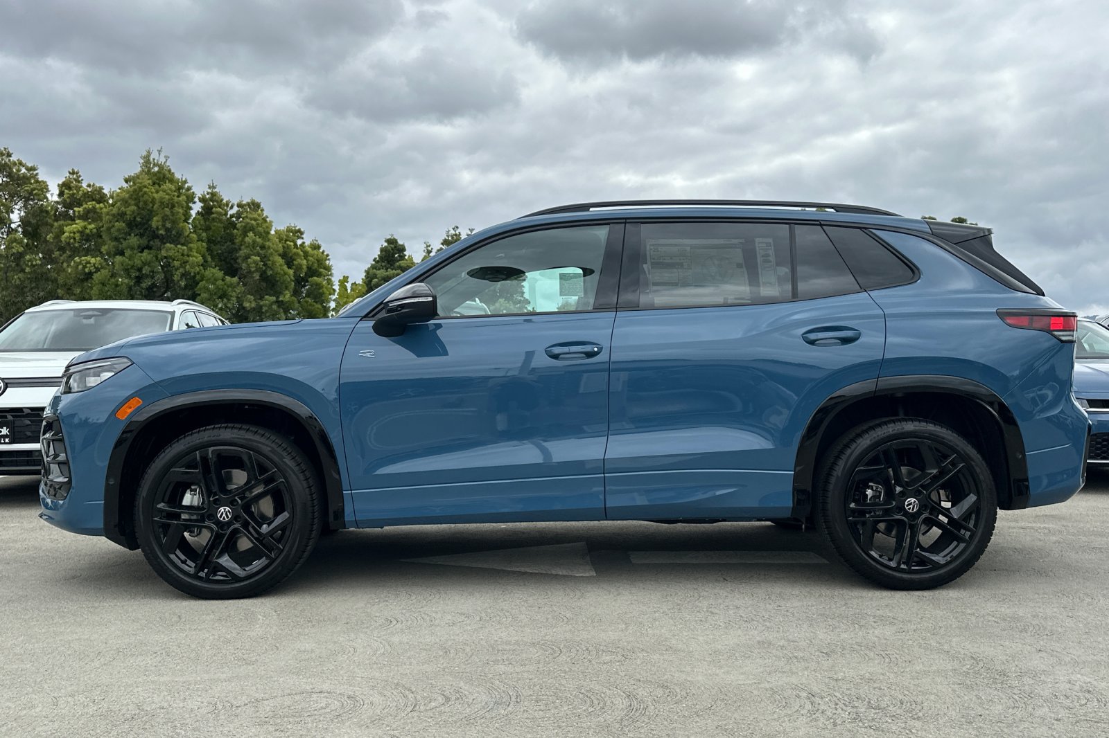 New 2026 Volkswagen Tiguan SE R-Line AWD/4WD image 7