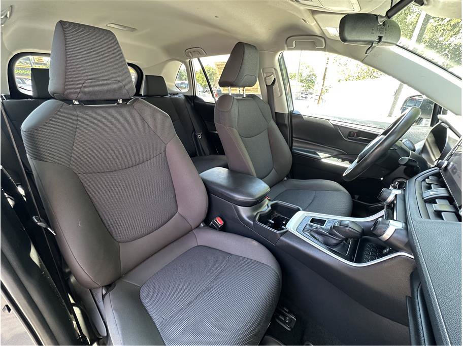 Used 2024 Toyota RAV4 LE AWD/4WD image 4