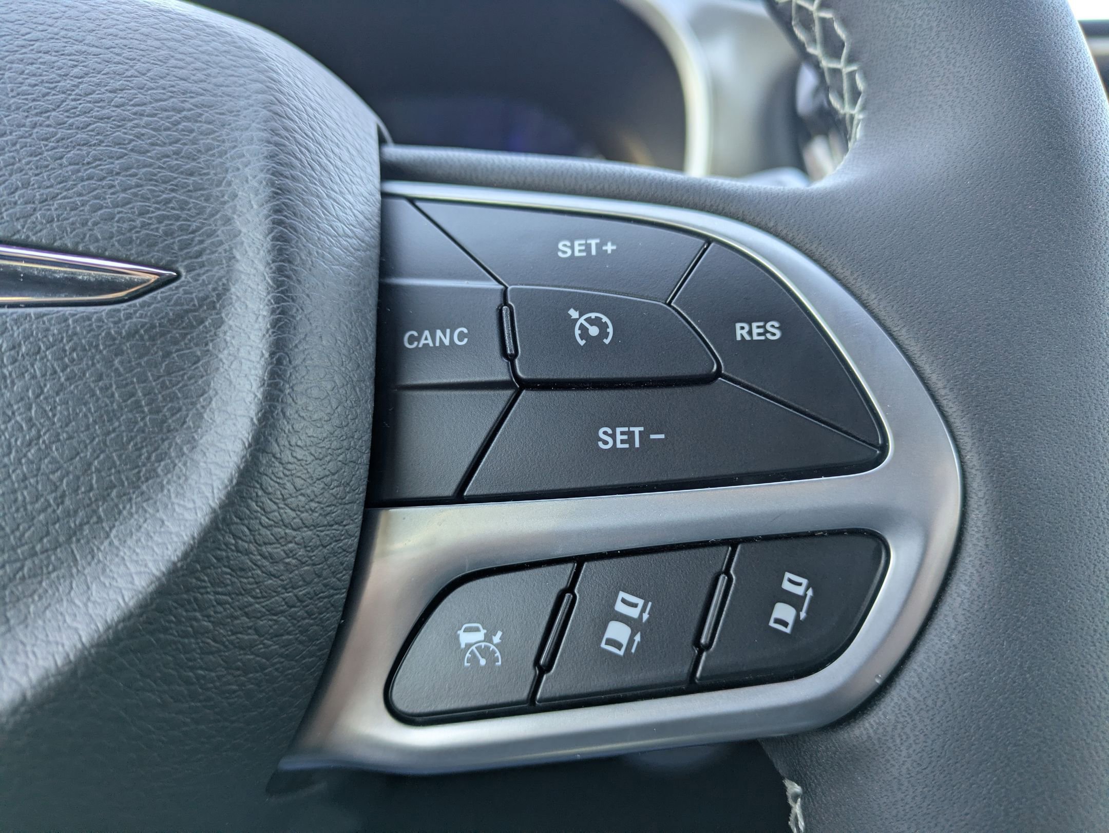 Used 2025 Chrysler Pacifica Select image 15