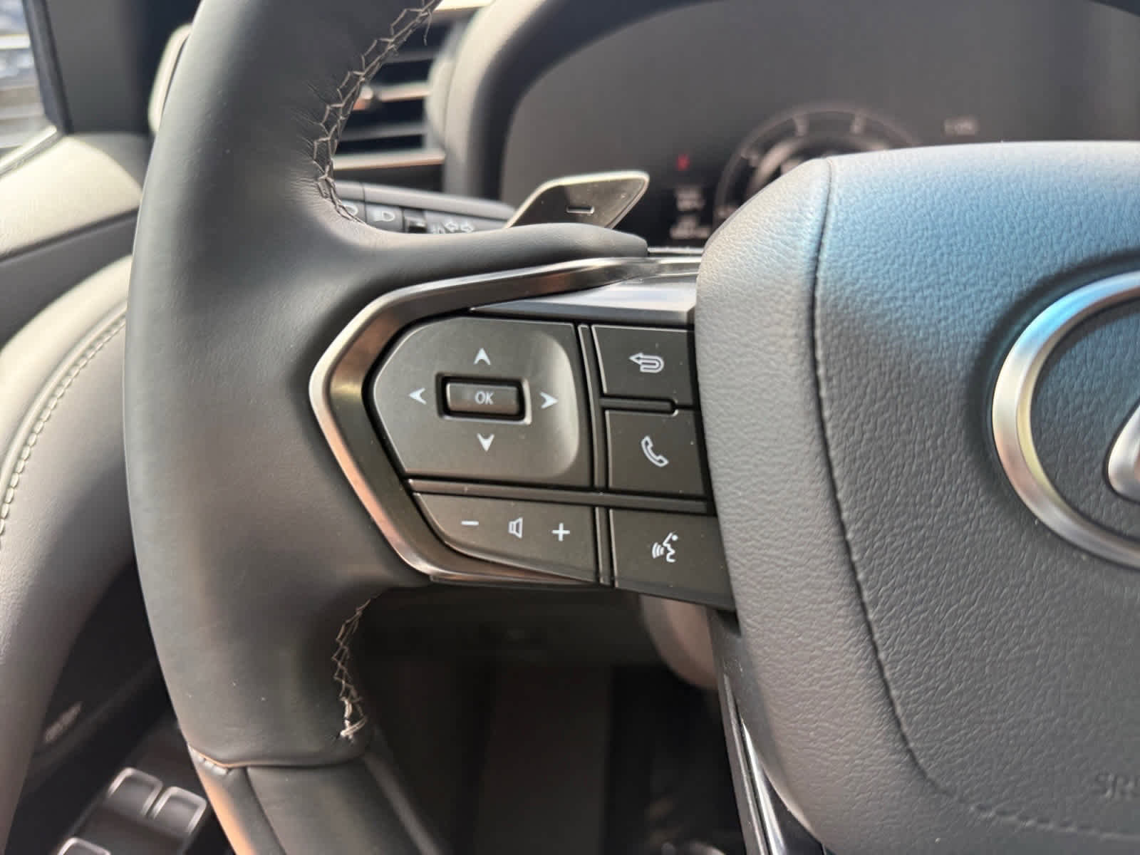 Used 2024 Lexus LX 600 4WD w/ Luxury Package image 25