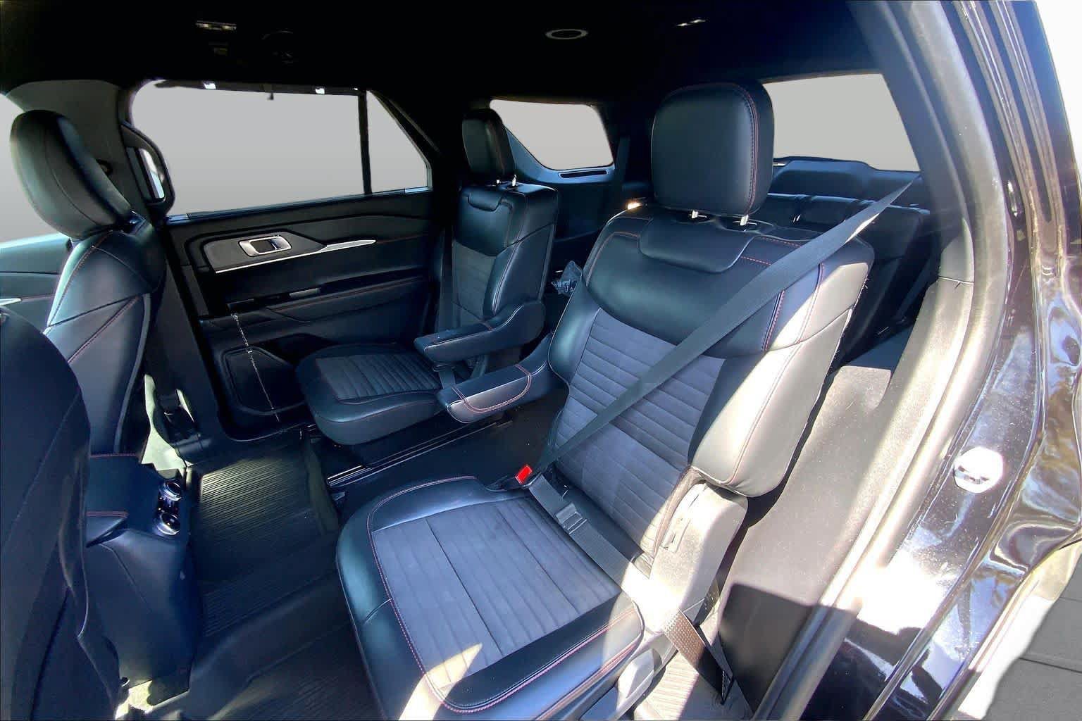 Used 2025 Ford Explorer ST-Line w/ Premium Package RWD image 19
