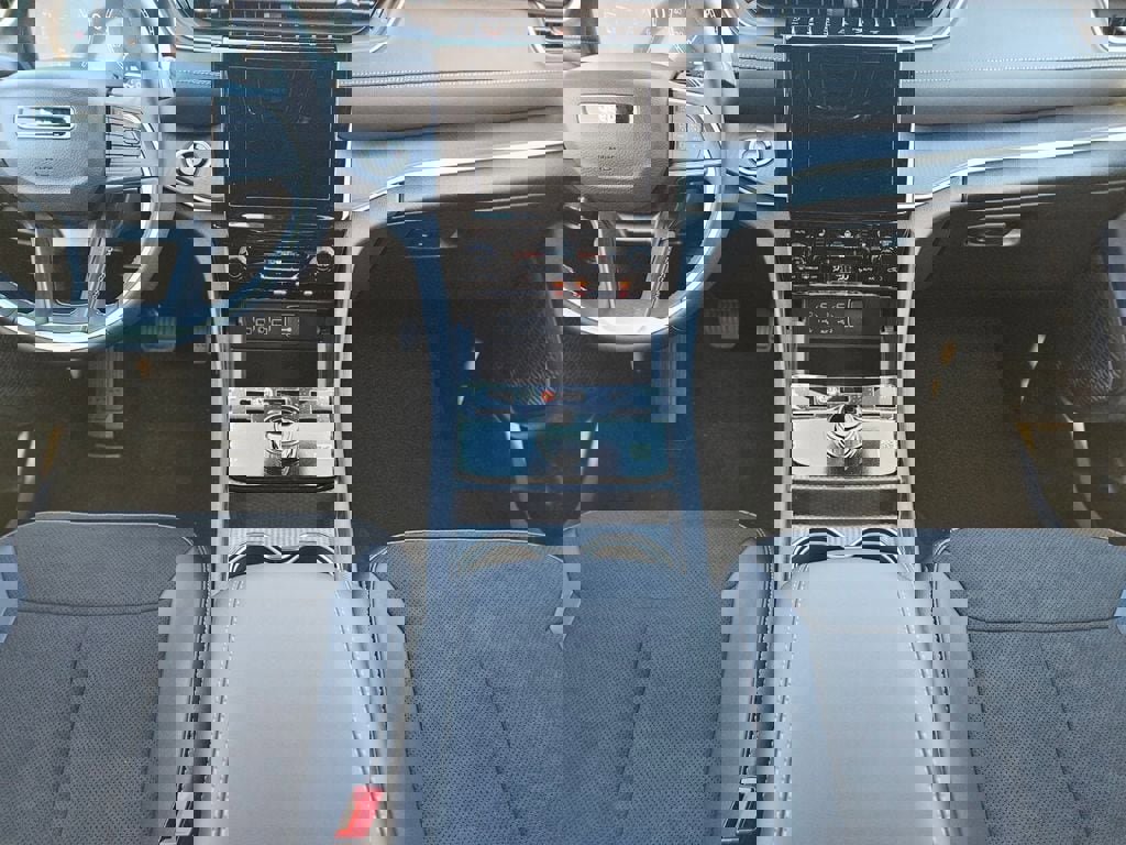 New 2025 Jeep Grand Cherokee Altitude image 14