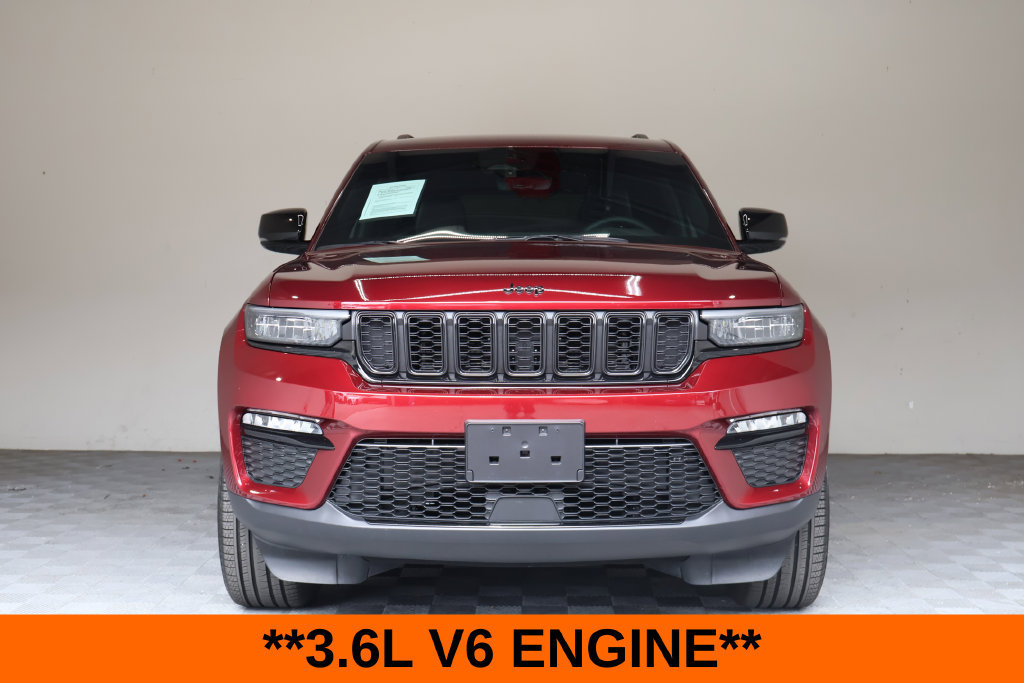 Used 2025 Jeep Grand Cherokee Limited w/ Black Appearance Package AWD/4WD image 4
