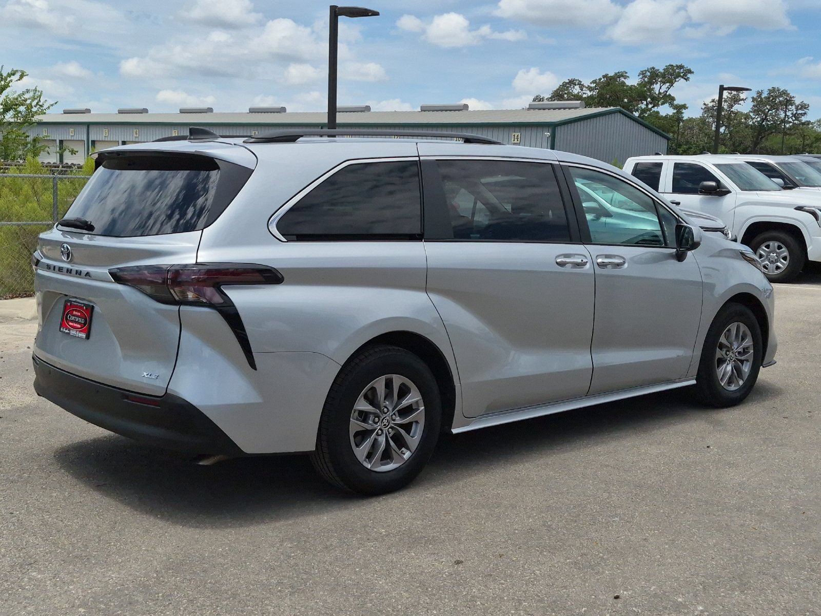 Used 2025 Toyota Sienna XLE FWD image 5