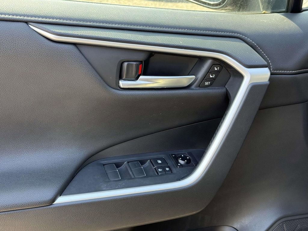 Used 2019 Toyota RAV4 Limited w/ Advanced Technology Package AWD/4WD image 25