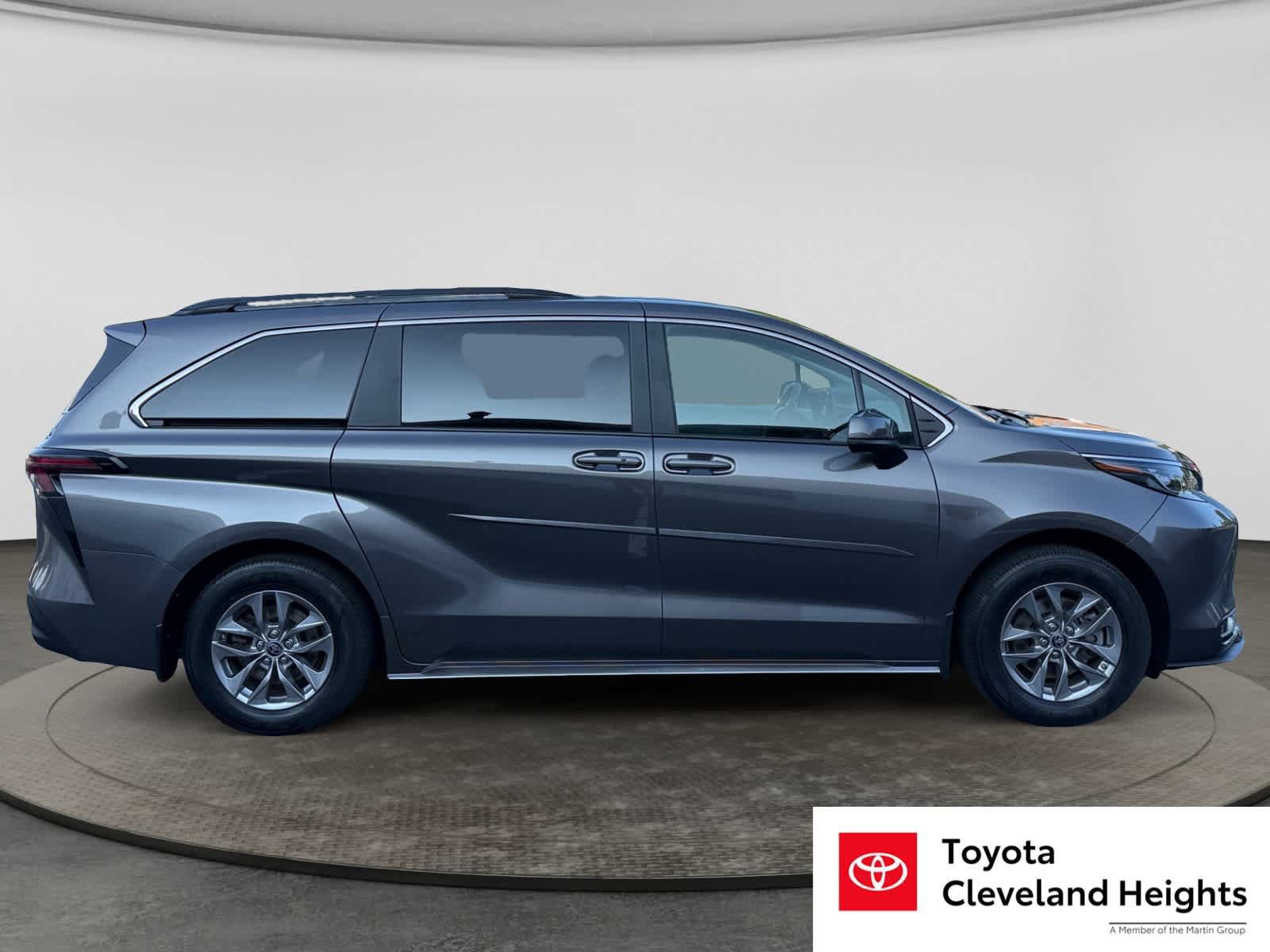 Used 2024 Toyota Sienna LE AWD/4WD image 4
