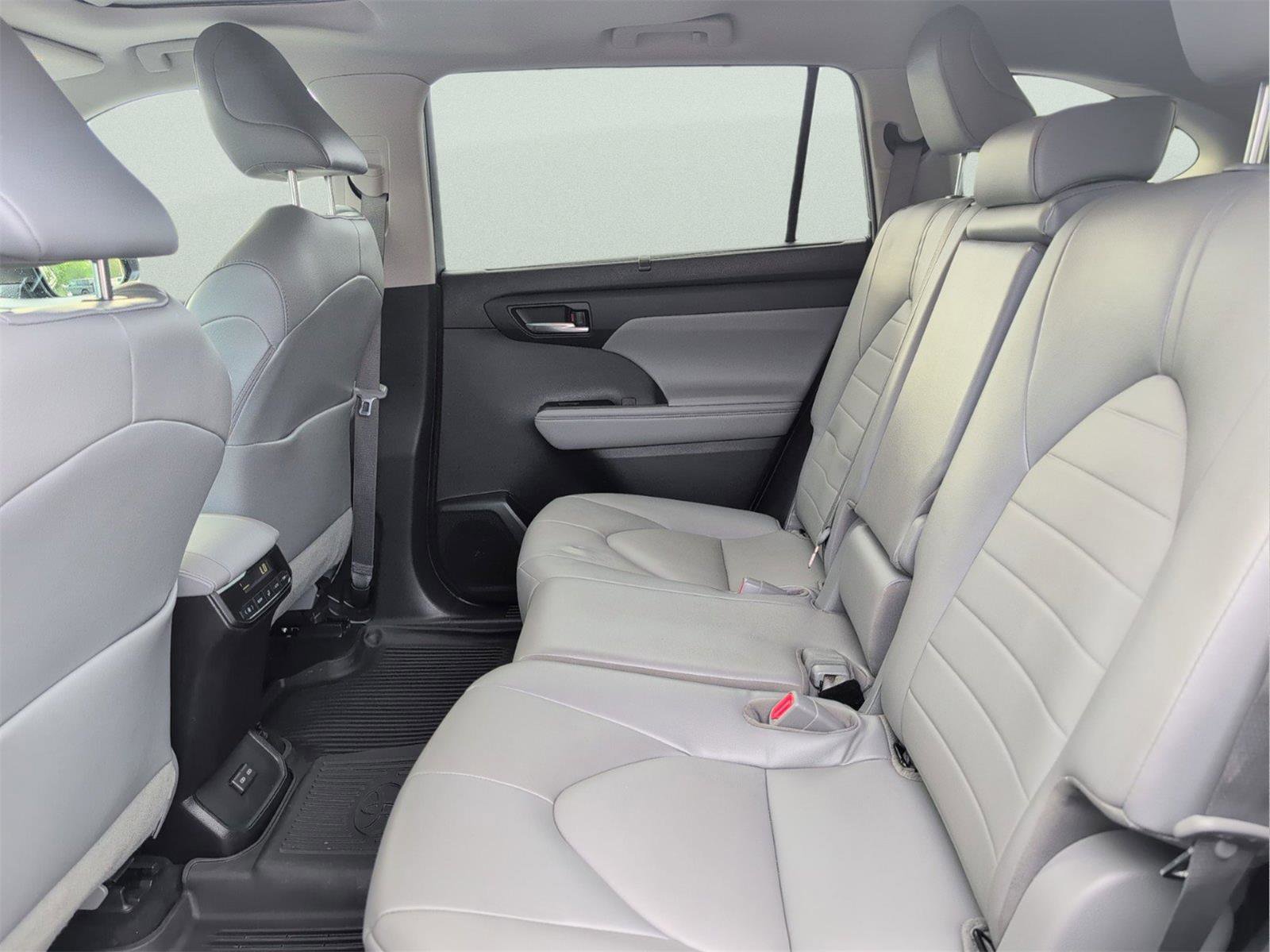 Used 2022 Toyota Highlander XLE image 33