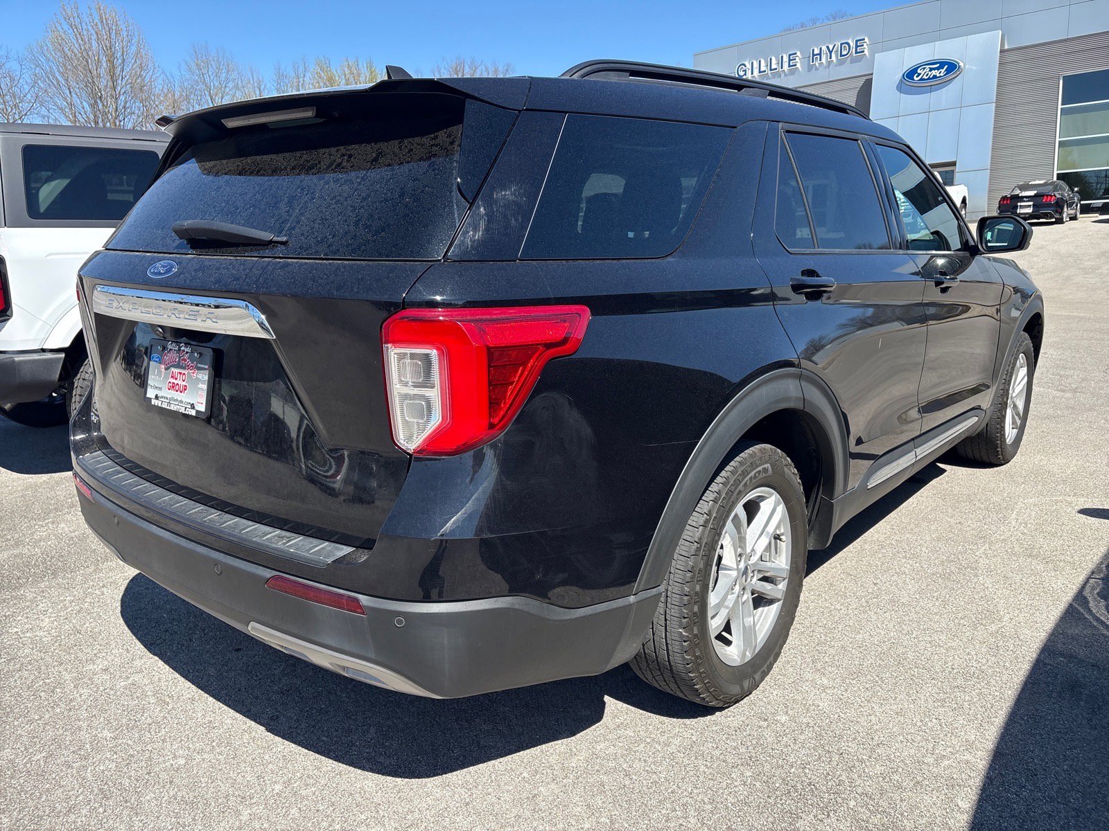 Used 2022 Ford Explorer XLT w/ Equipment Group 202A image 4