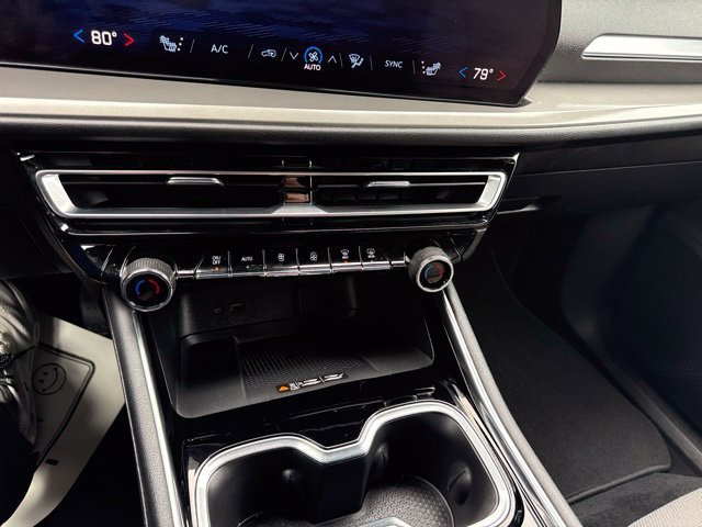 Used 2024 Chevrolet Traverse LT FWD image 12