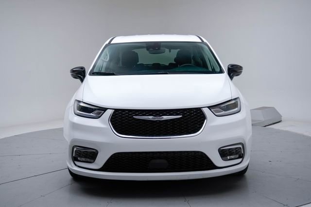 Used 2024 Chrysler Pacifica Touring-L image 12