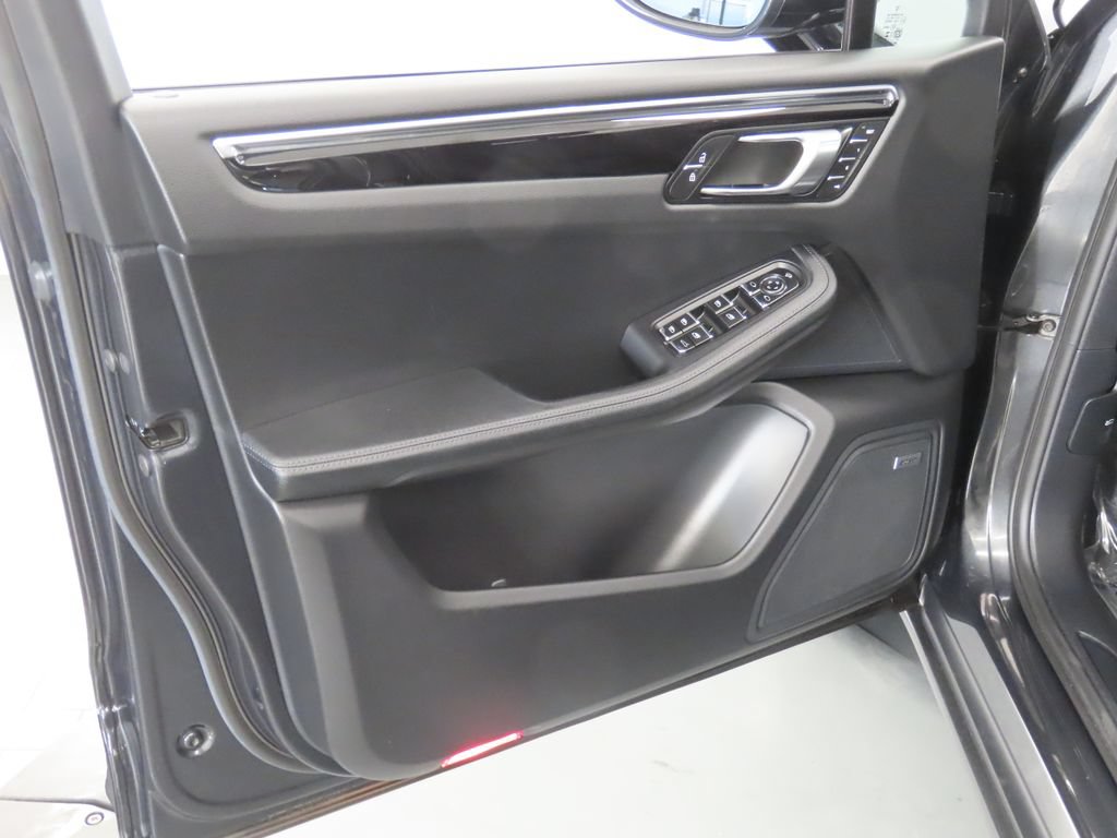 Certified 2026 Porsche Macan AWD/4WD image 35