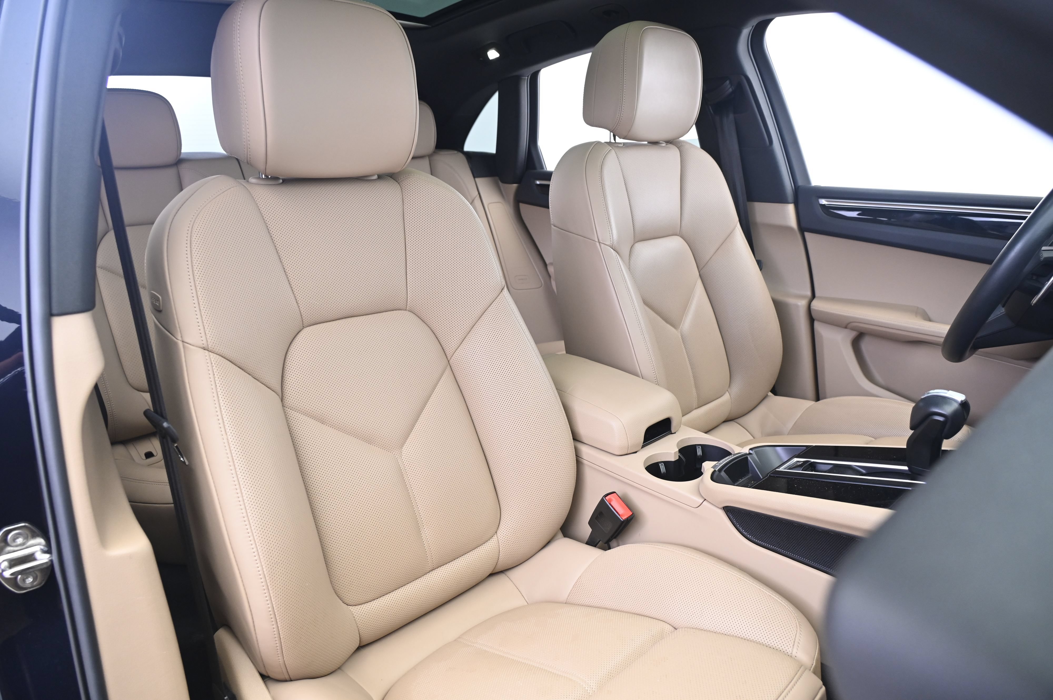 Certified 2022 Porsche Macan AWD/4WD image 24