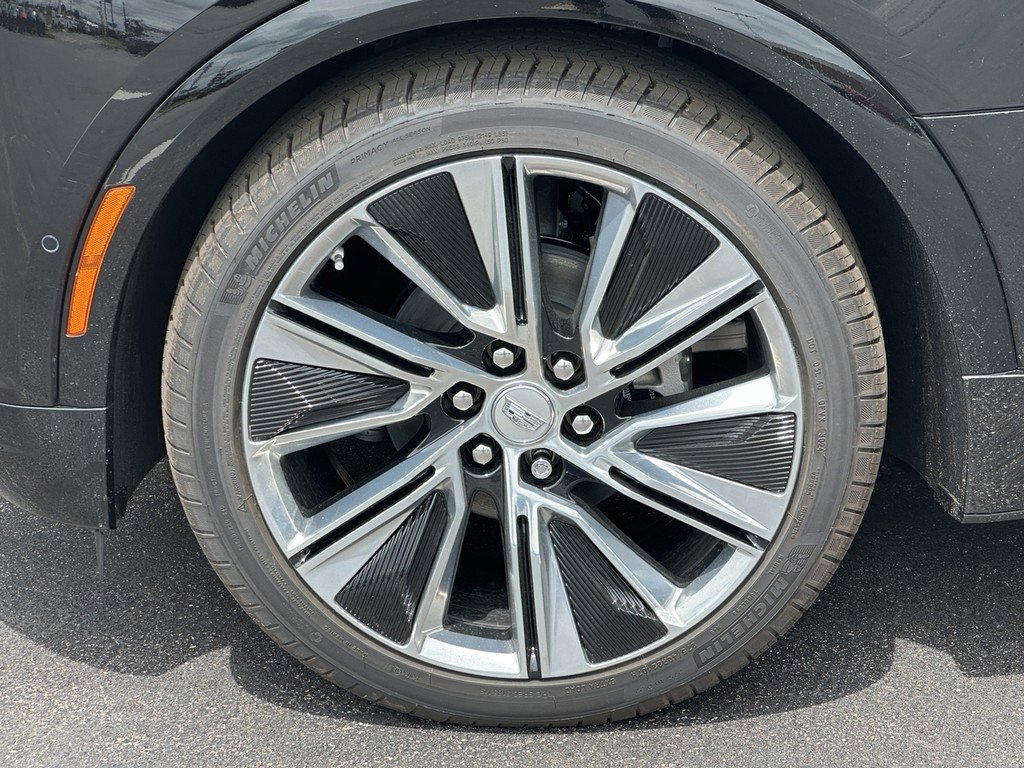 New 2025 Cadillac Lyriq Luxury w/ LPO, Floor Liner Package AWD/4WD image 5