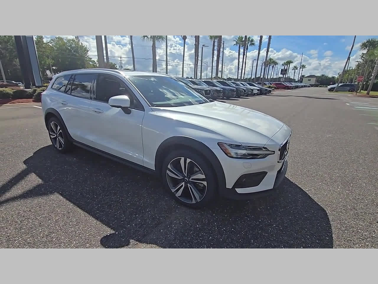 Used 2023 Volvo V60 B5 Cross Country Plus image 37