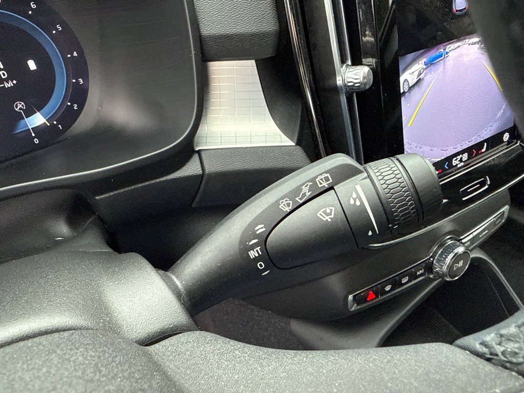 Used 2023 Volvo XC40 B5 Core image 29