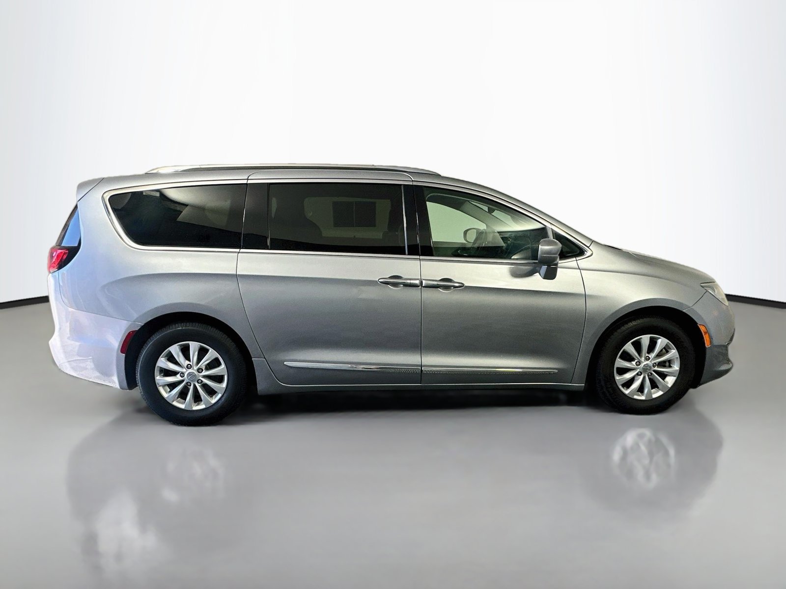 Used 2019 Chrysler Pacifica Touring-L FWD image 8