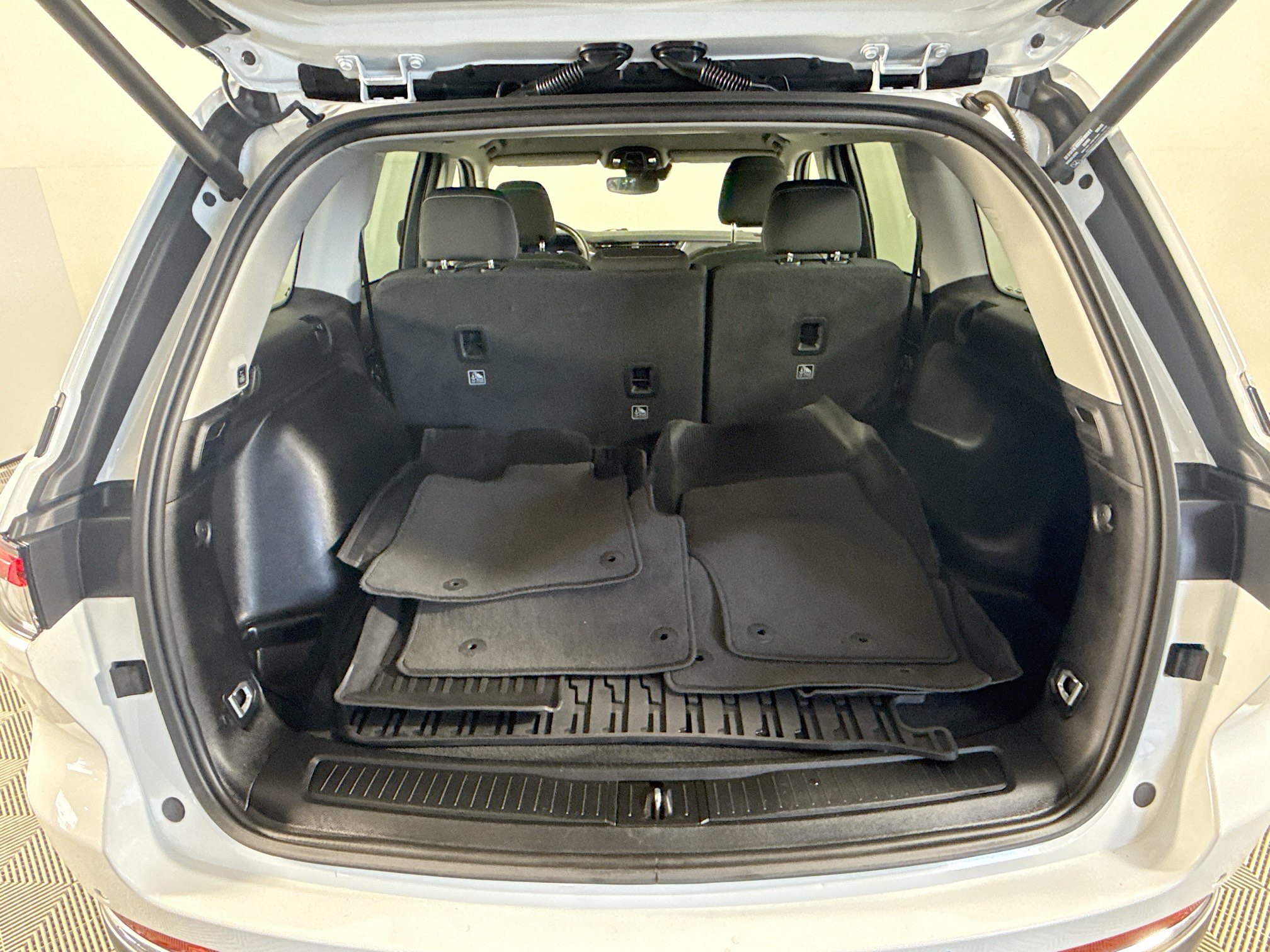 Used 2022 Jeep Grand Cherokee Laredo w/ Luxury Tech Group I image 35