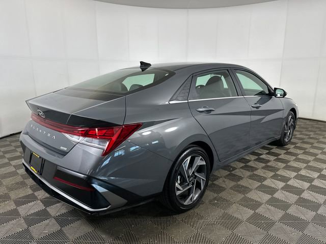 Used 2025 Hyundai Elantra Limited image 3