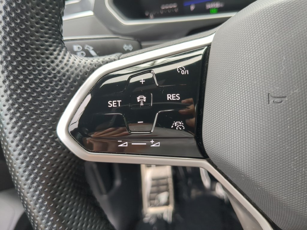 Certified 2023 Volkswagen Tiguan SE R-Line FWD image 27